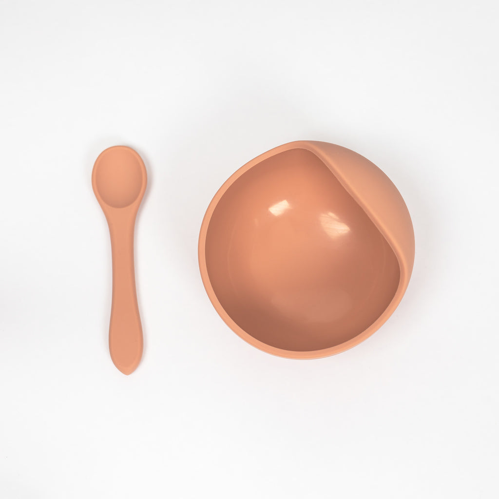 100% food grade silicone feeding set includes a toddler sized spoon and a suction bowl in terracotta colour. Suction bowl has curved lip to help make scooping purees easy